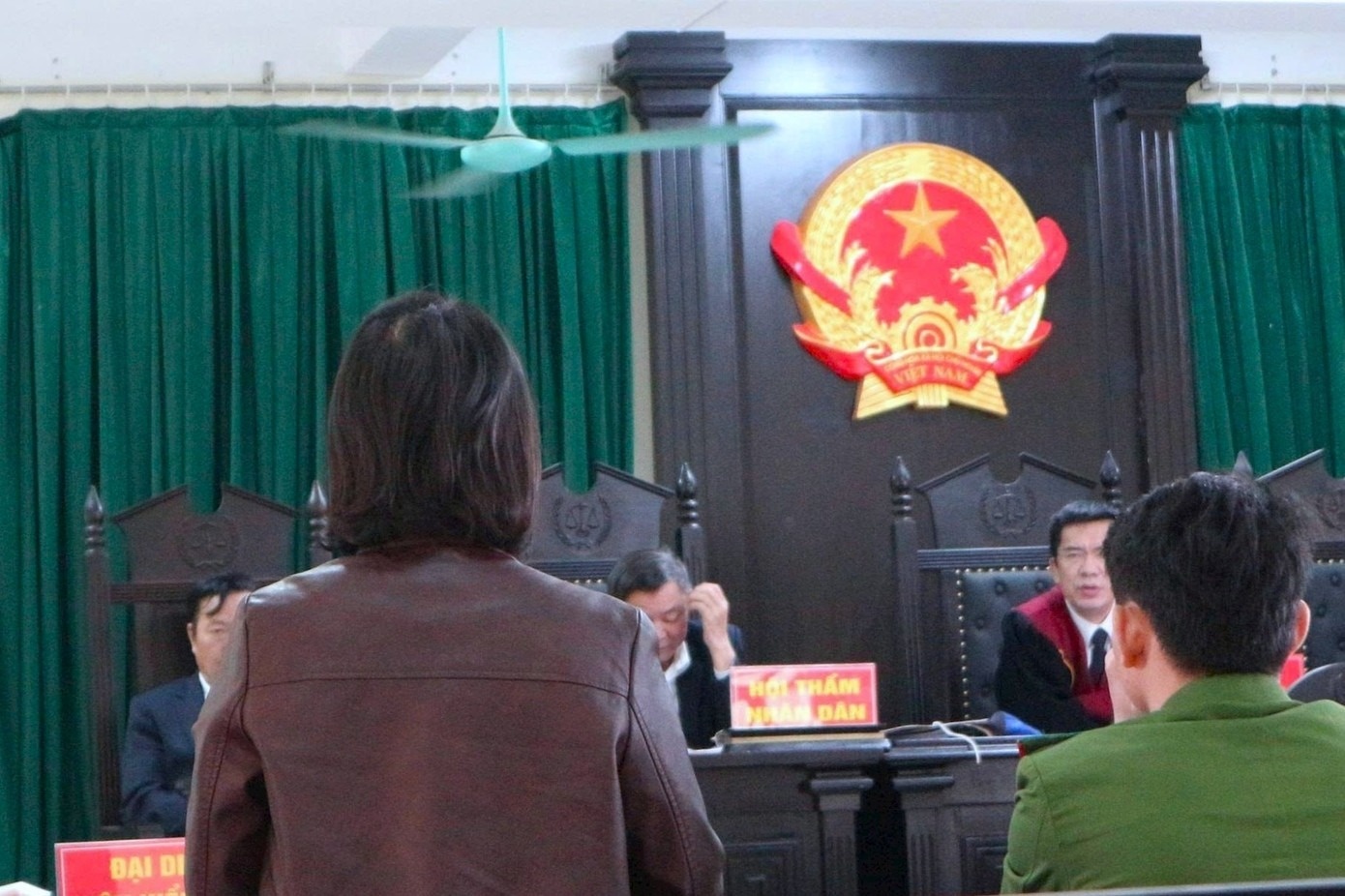 Sap bay lua dao 'chay an', nguoi phu nu mat hon 2,3 ty dong hinh anh