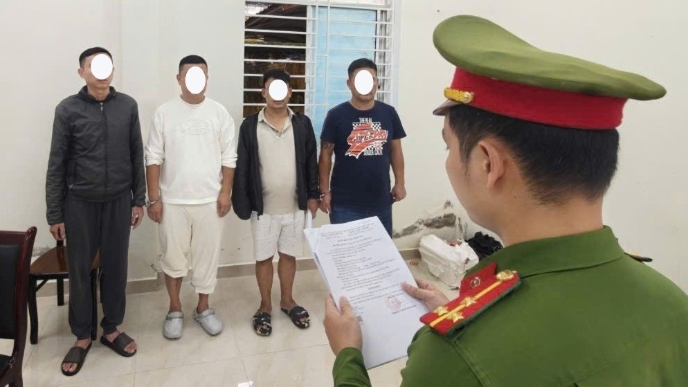 Vay 100.000 te danh bac, du khach Trung bi dong huong 'giam long' hinh anh