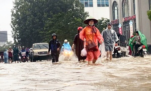 Lu o Hue va Da Nang lai len nhanh, ngap lut dien rong tai dien hinh anh