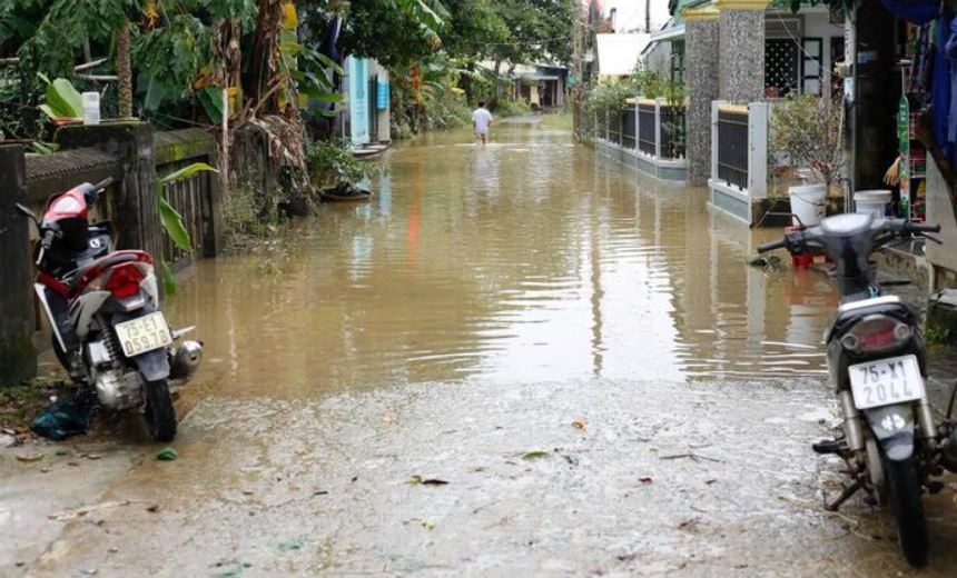 Tin '350 ho dan o Hue bi co lap mot tuan chua duoc ho tro' la tin gia hinh anh