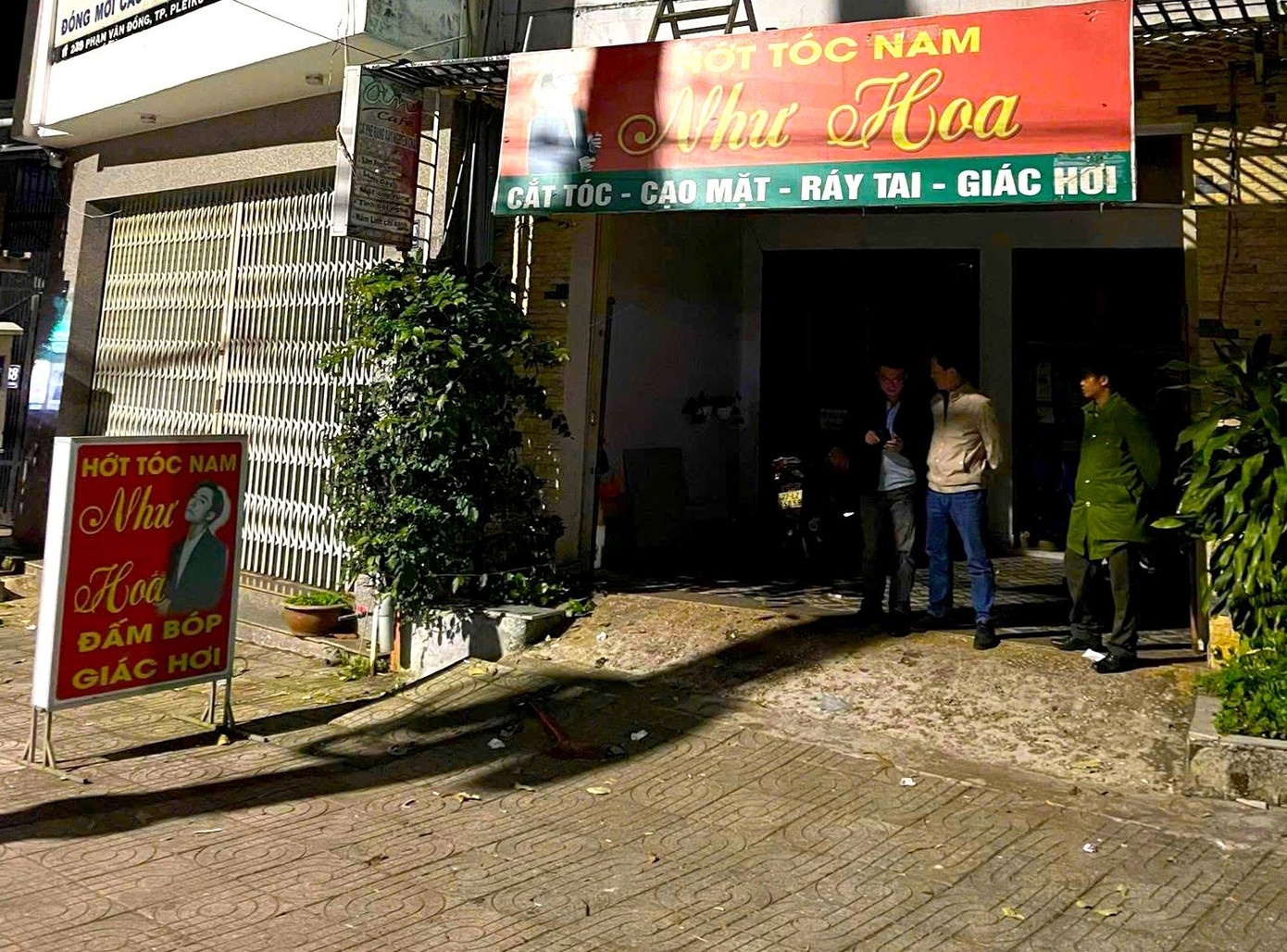 'Nup bong' tiem toc nam de mua ban dam hinh anh