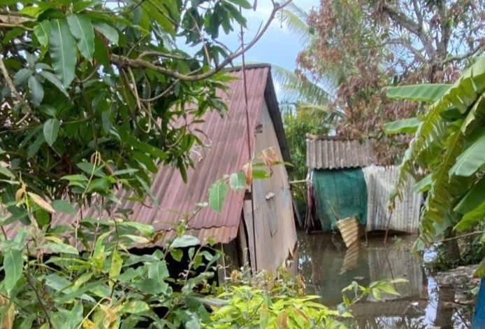 Hai me con tu vong trong nha ve sinh hinh anh