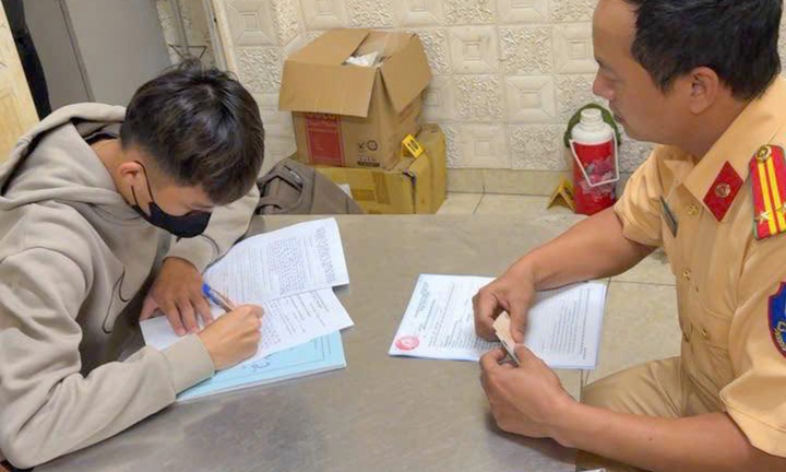 Cho 4 gai bi phat anh 1