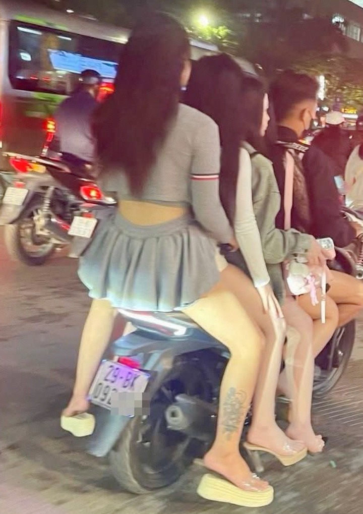 Cho 4 gai bi phat anh 2