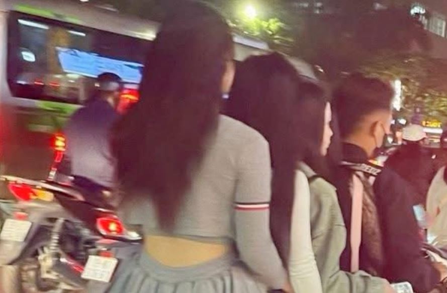 Cho 4 co gai dau tran tren pho Ha Noi, thanh nien bi phat 2,5 trieu hinh anh