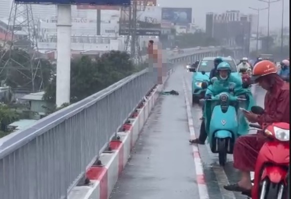 Tai xe oto cong nghe nhay song Sai Gon sau khi dung vat nhon cua co hinh anh