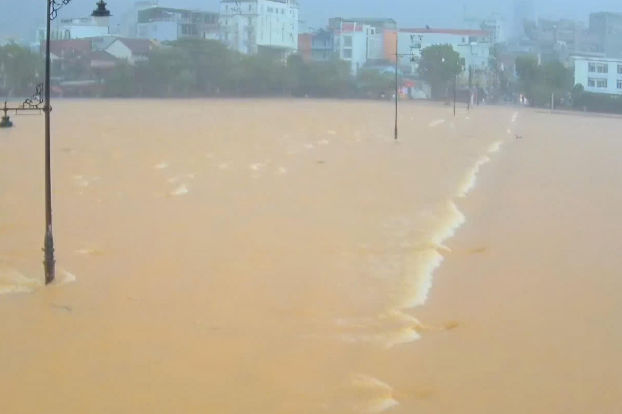 Hue lai mua trang troi, canh bao nguy co 'lu chong lu' hinh anh