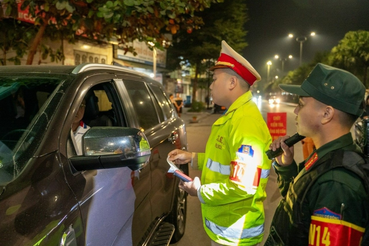 Lai xe vi pham nong do con co thu tren xe, lien tuc goi 'tro giup' hinh anh