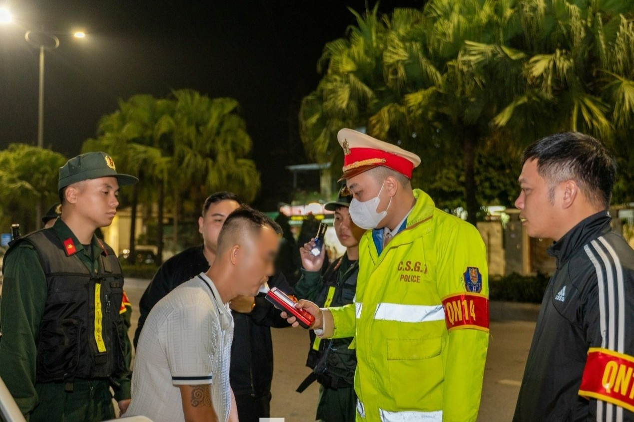 Video lai xe vi pham nong do con, mang trong nguoi chat la nghi la co My. hinh anh