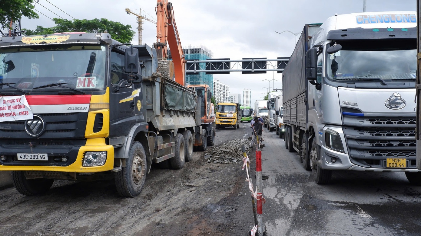 Duong huyet mach khien xe container phai 'nhun nhay' o Da Nang hinh anh