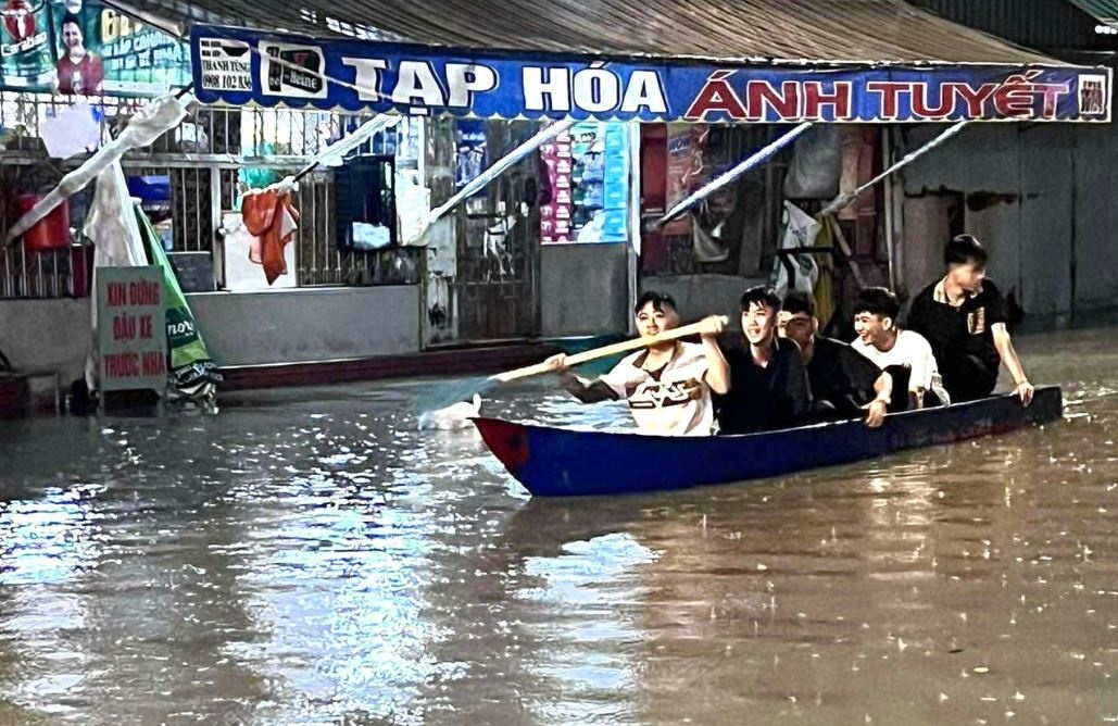 Trieu cuong dang cao khien nhieu noi o TP.HCM ngap sau hinh anh