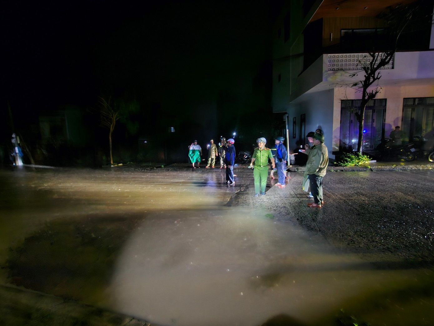 Bao so 13 Bao Kalmaegi anh 3