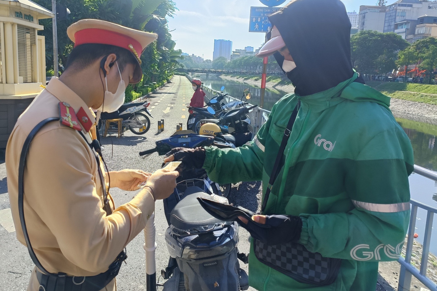 CSGT Ha Noi dong loat xu ly che bien so xe, su dung dien thoai hinh anh