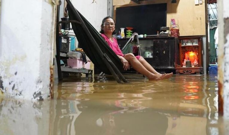 Thoi tiet 8/11: Ha Noi mua lon, TP.HCM nguy co trieu cuong gay ngap hinh anh