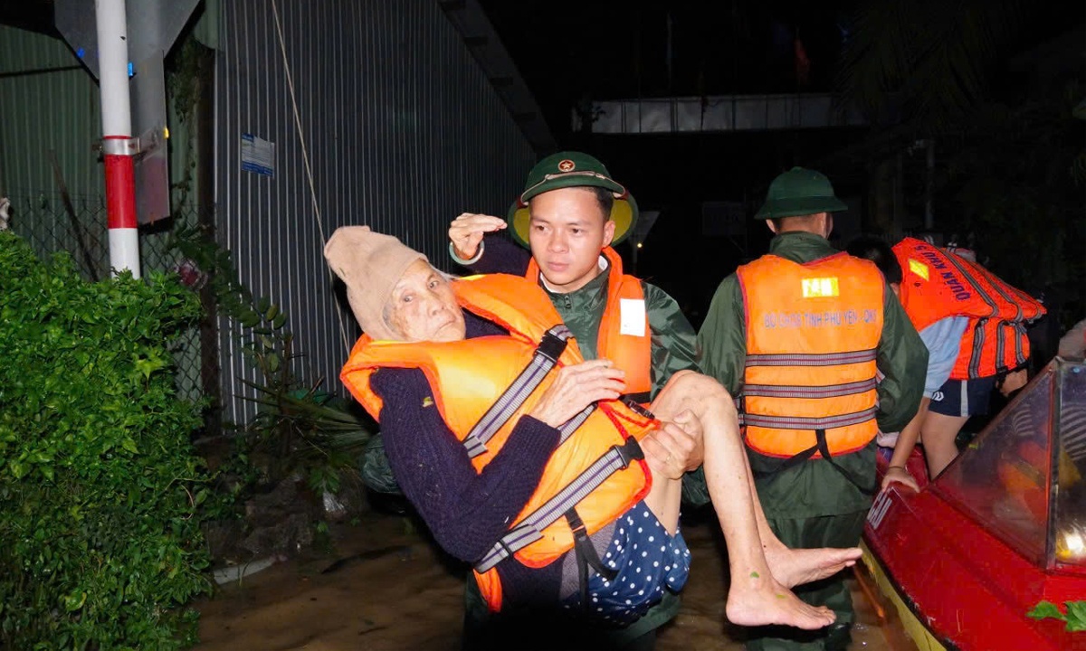 11 nguoi thuong vong, gan 2.600 nha hu hong do bao Kalmaegi hinh anh