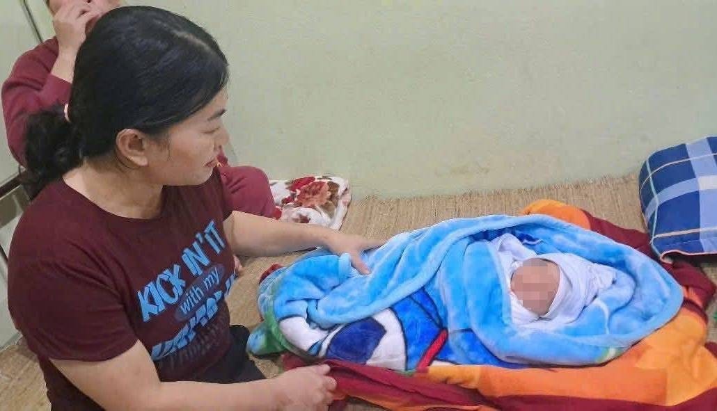 Be trai so sinh khau khinh bi bo roi truoc cong nha dan trong dem hinh anh