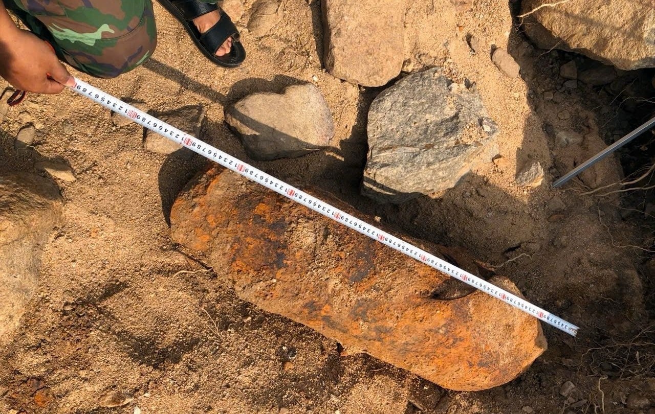 Vat the nghi la bom tai khu vuc vo ho chua nuoc o Lam Dong hinh anh