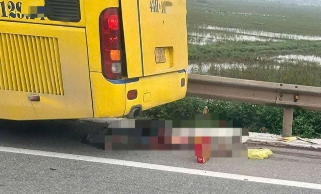 Va cham xe khach, nguoi dan ong tu vong tren duong di kham benh hinh anh