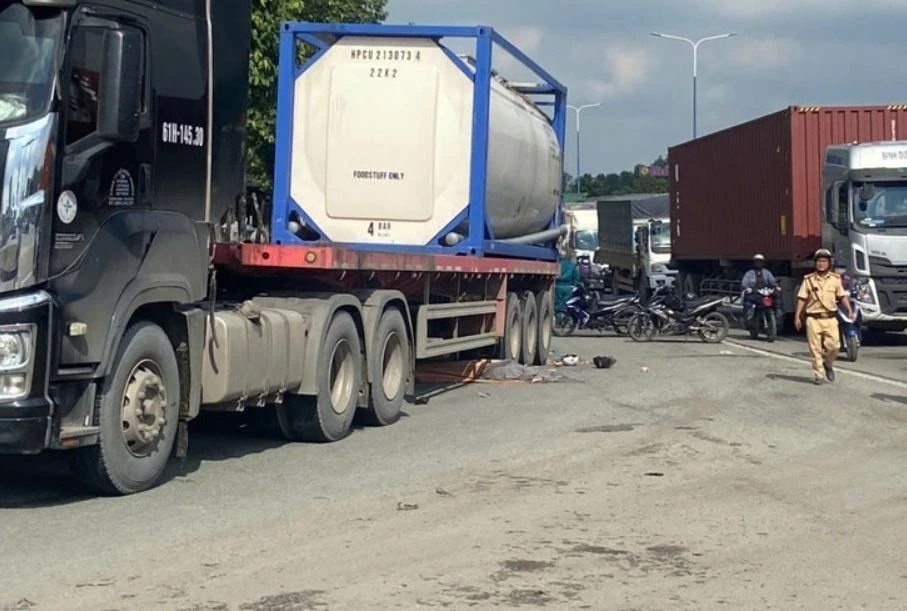 Xe dau keo cuon xe may vao gam, hai nguoi tu vong tai cho o TP.HCM hinh anh