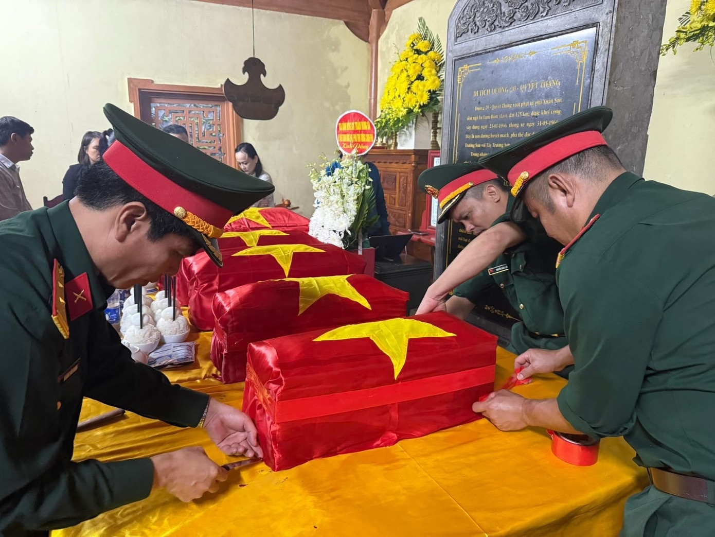 Phat hien them nhieu hai cot liet si tai khu vuc Hang Tam Co hinh anh