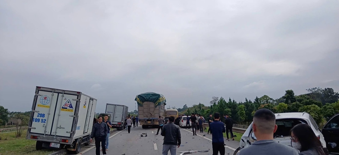 Tai nan lien hoan 6 oto, cao toc Ha Noi - Thai Nguyen tac hon 2 km hinh anh