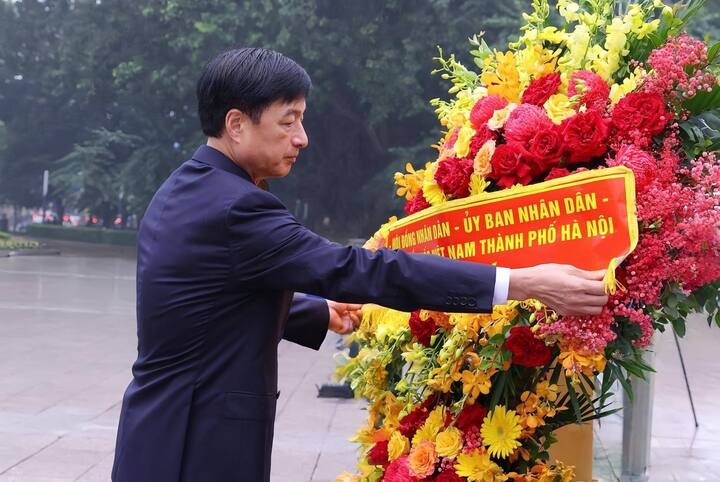 Bi thu Ha Noi Nguyen Duy Ngoc dang hoa tai tuong dai Lenin hinh anh