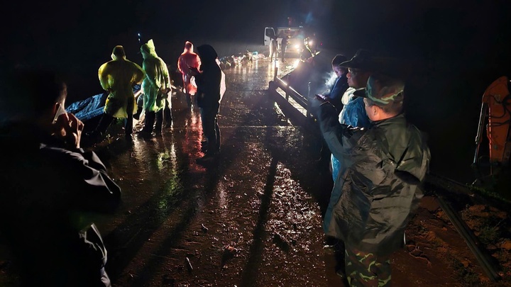 Nguy co vo dap, Lam Dong khan cap di doi gan 100 ho dan trong dem hinh anh