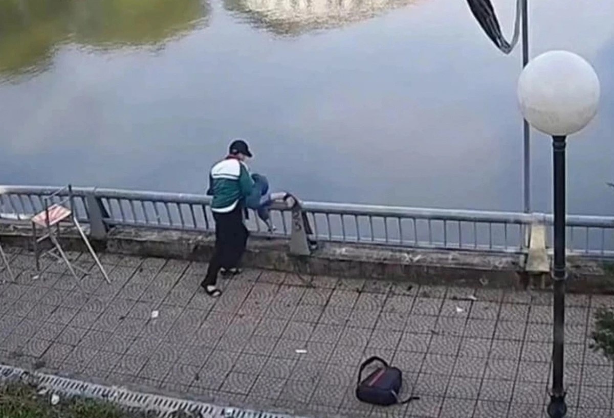 Nam sinh danh nhau anh 1