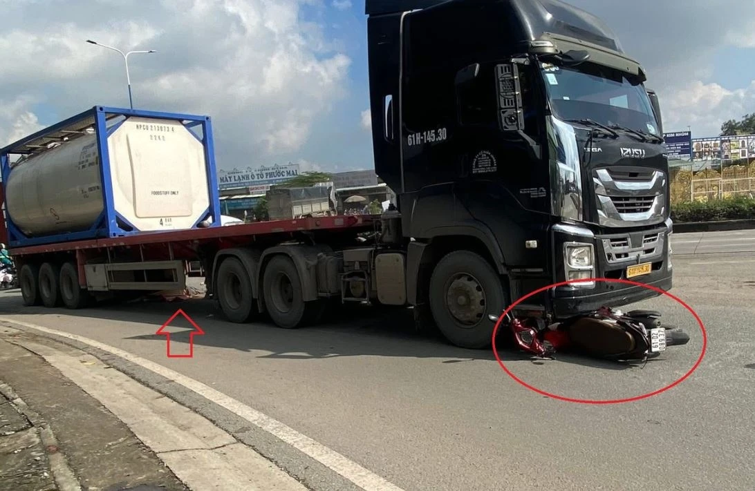 Gia dinh 3 nguoi tu vong duoi banh xe container o TP.HCM hinh anh