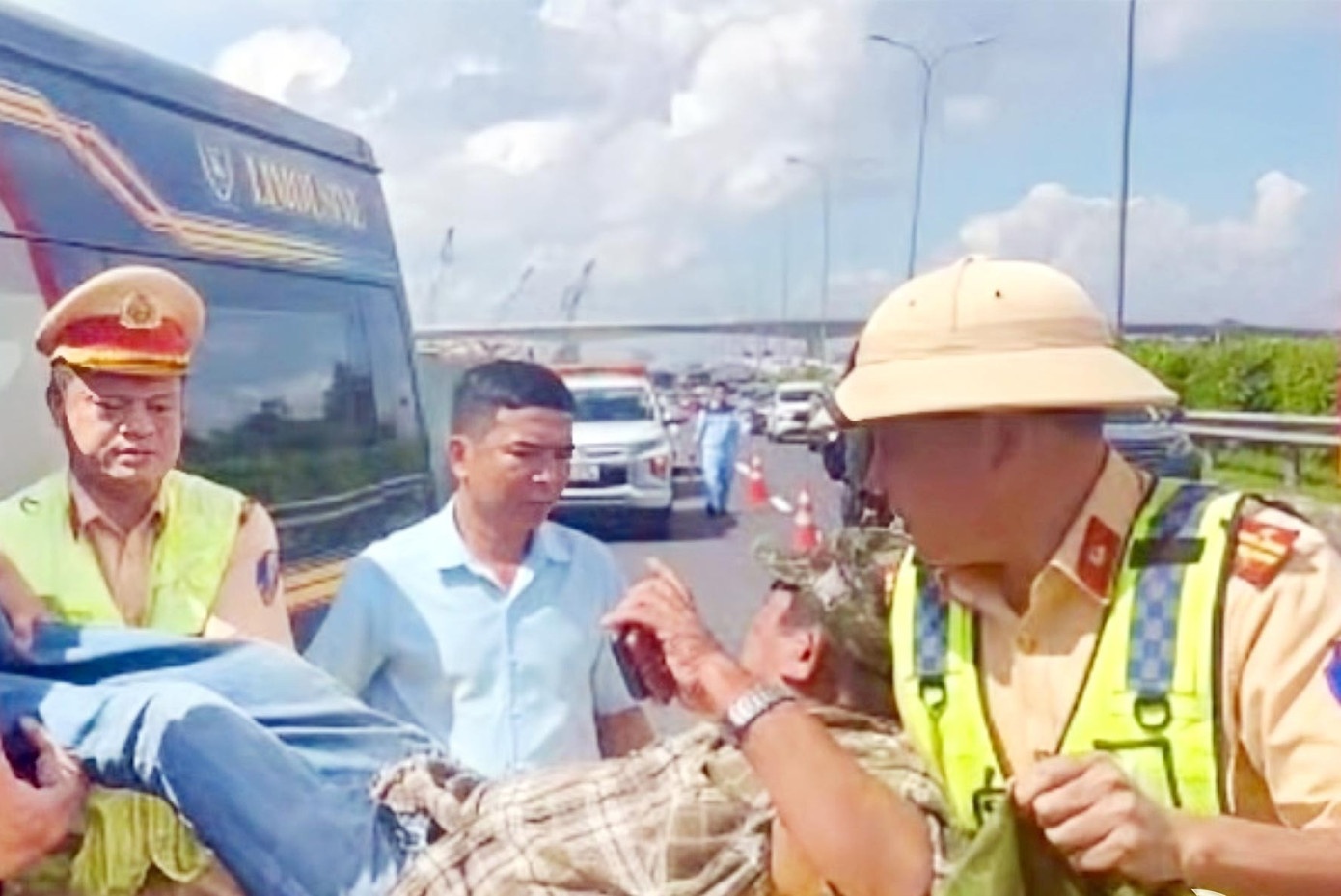 Tai xe dot quy khi dang lai xe khach tren cao toc hinh anh