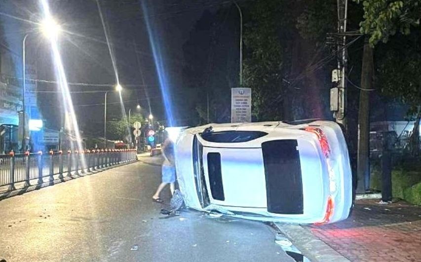 Oto lat giua duong trong dem o TP.HCM hinh anh