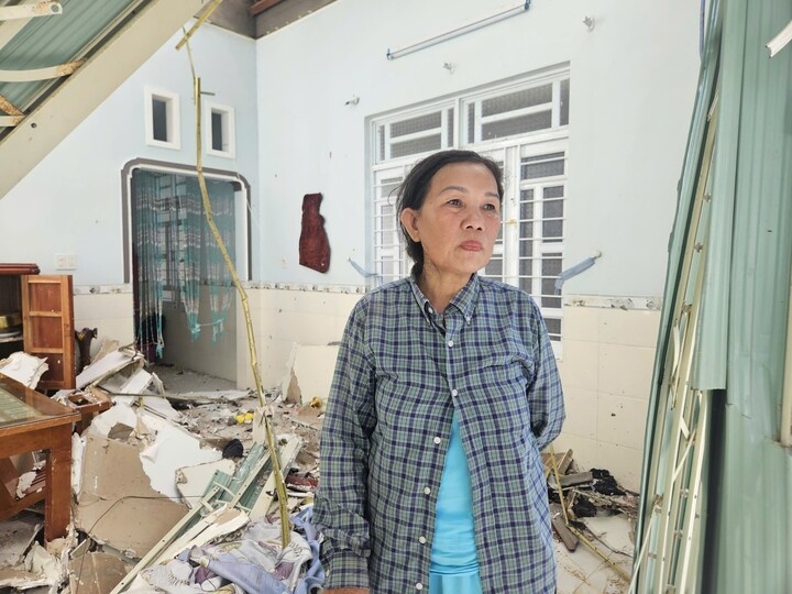 Bao cuon phang mai nha, ca nha 7 nguoi chui vao phong ve sinh cau cuu hinh anh