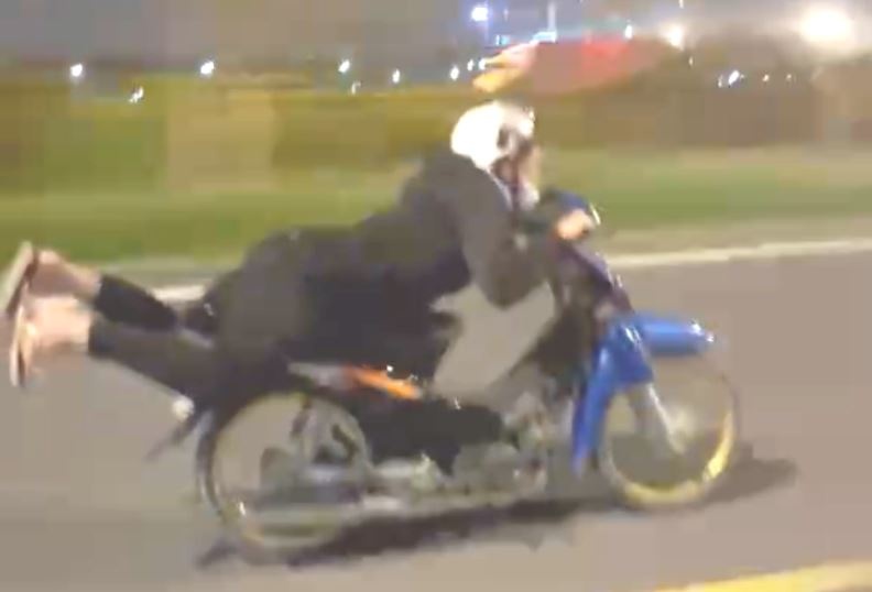 Thanh nien ‘lam xiec’ tren xe may o TP.HCM hinh anh