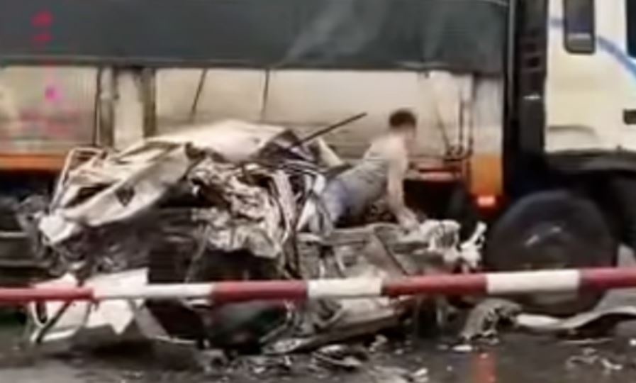 Tai xe chui khoi chiec xe bep dum, thoat chet than ky hinh anh