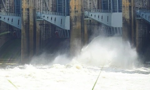 Ho thuy dien lon nhat mien Nam xa lu tang gap 3 lan, canh bao ngap ung hinh anh