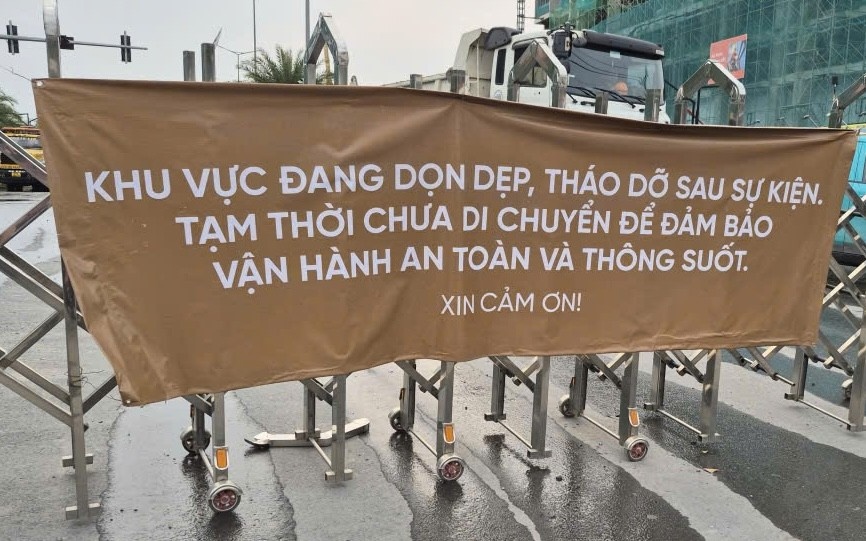 Duong thong xe xong roi... 'tam thoi chua di chuyen' o TP.HCM hinh anh