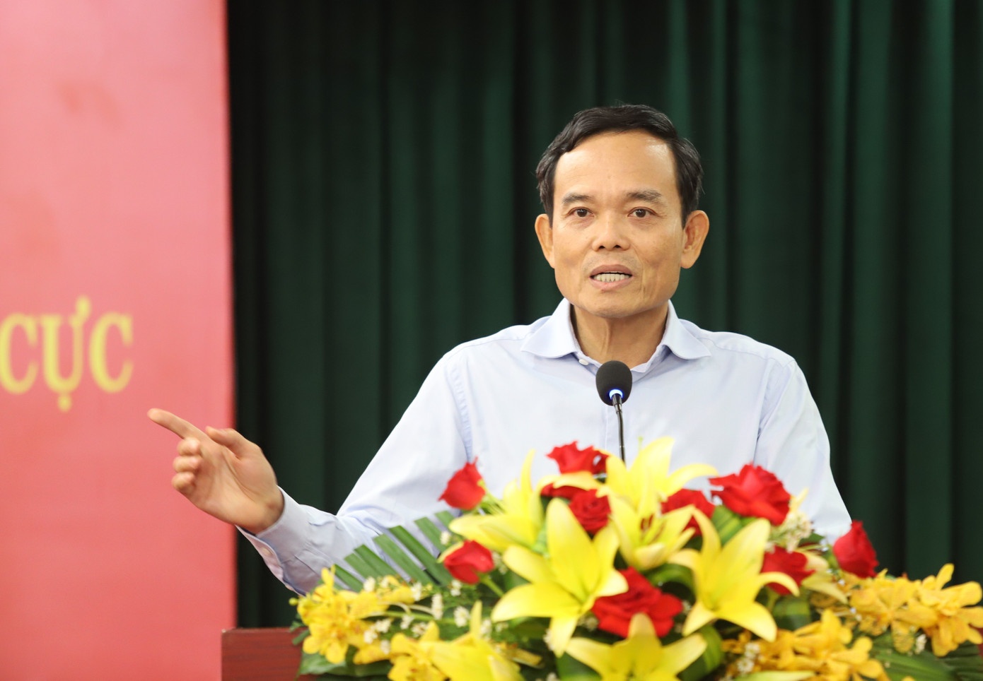 Bi thu TP.HCM: Di phan xet nguoi khac, ban than minh phai tu te truoc hinh anh