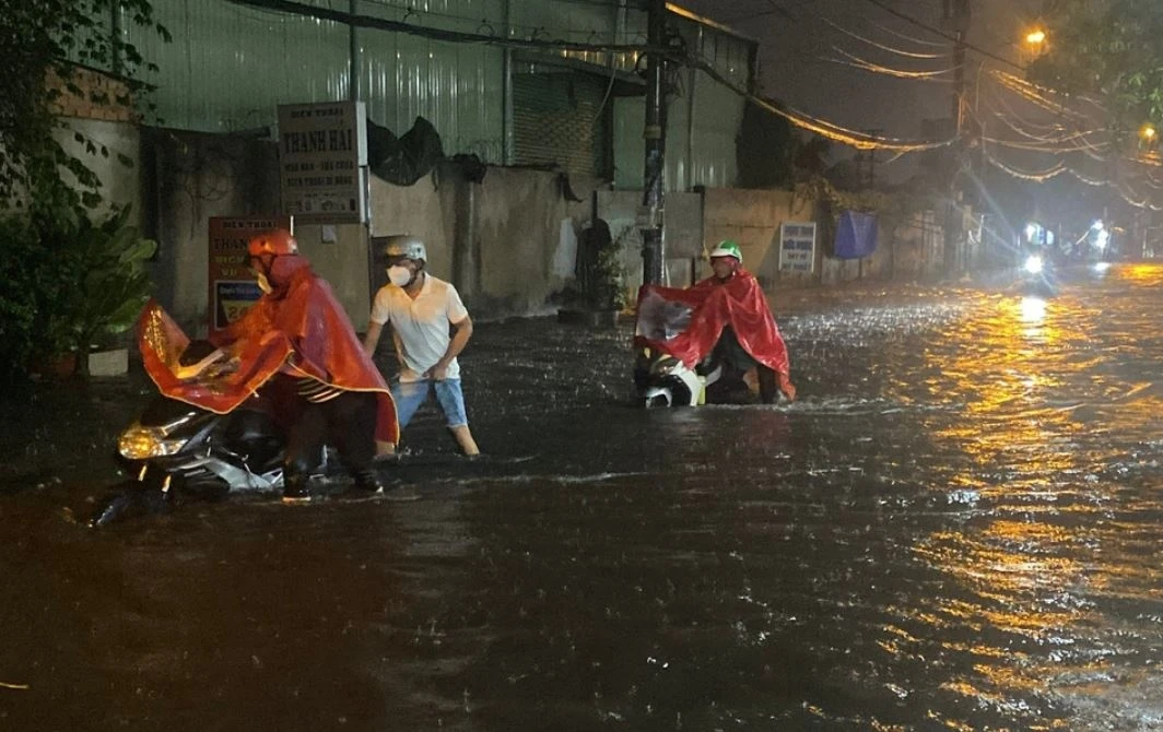 TP.HCM chuyen lanh, sap don dot mua lon dien rong hinh anh