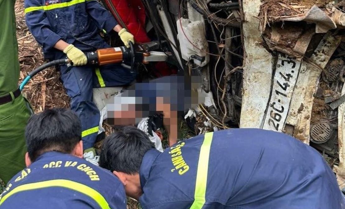 Cuu nguoi ket trong ca bin xe tai nat bet tren doc Cun hinh anh