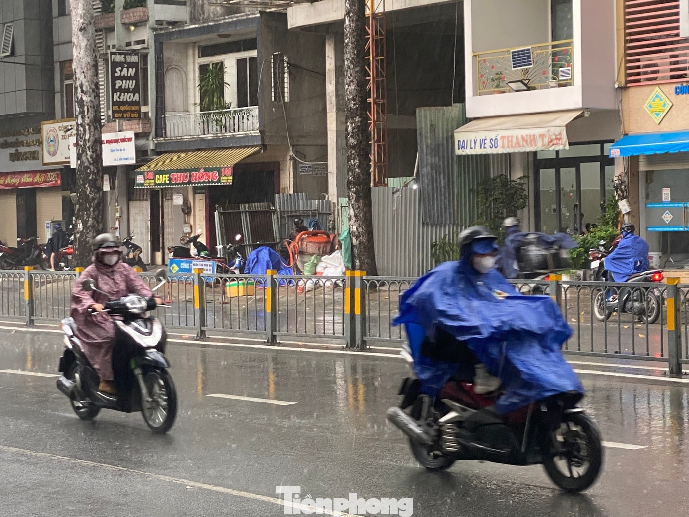 Mua toi TP.HCM Sai Gon anh 1