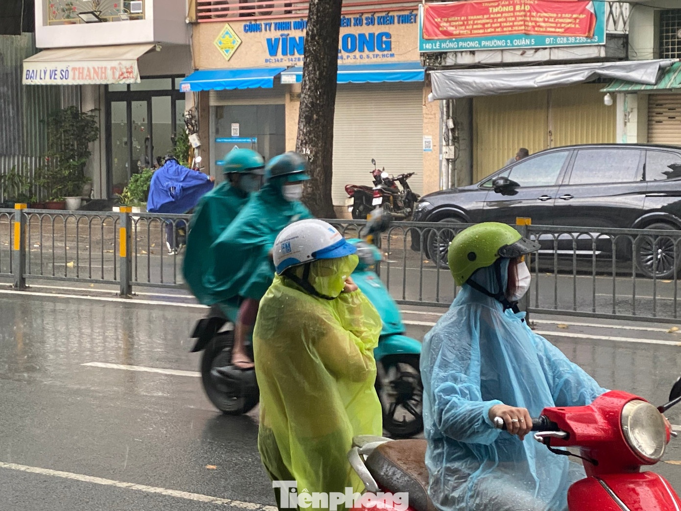 Mua toi TP.HCM Sai Gon anh 2