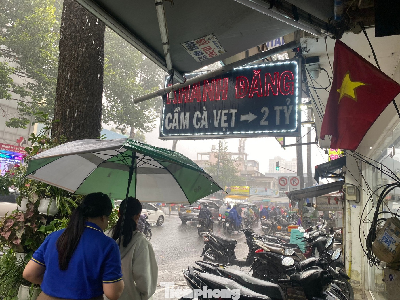 Mua toi TP.HCM Sai Gon anh 3