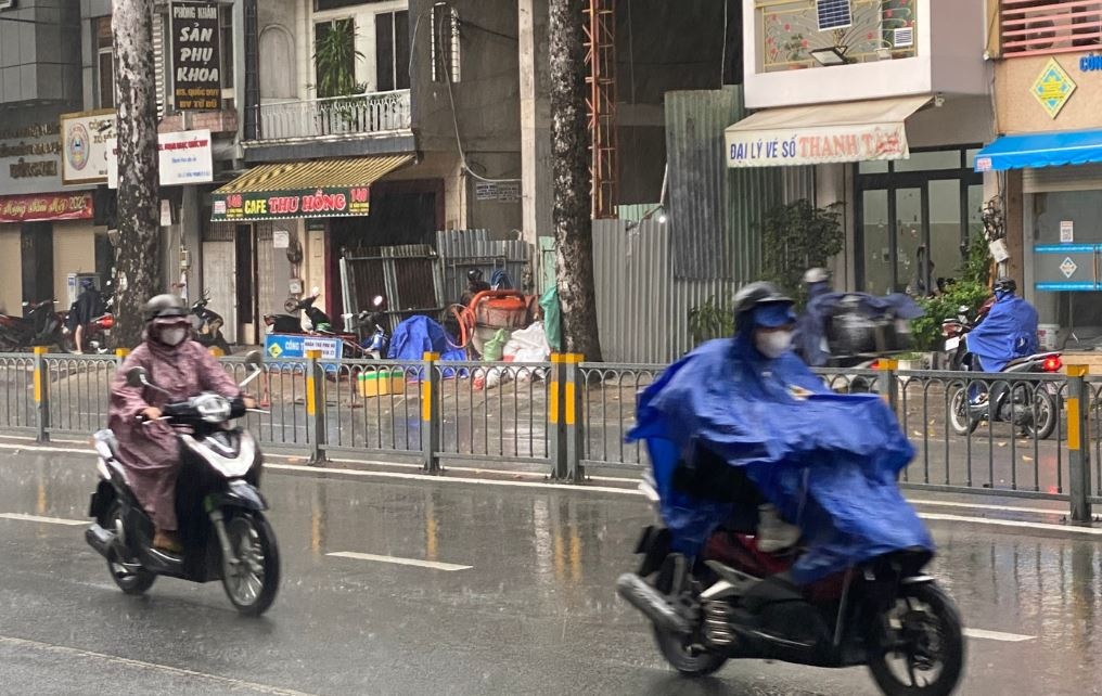 Bau troi TP.HCM toi sam, mua lon sang som hinh anh