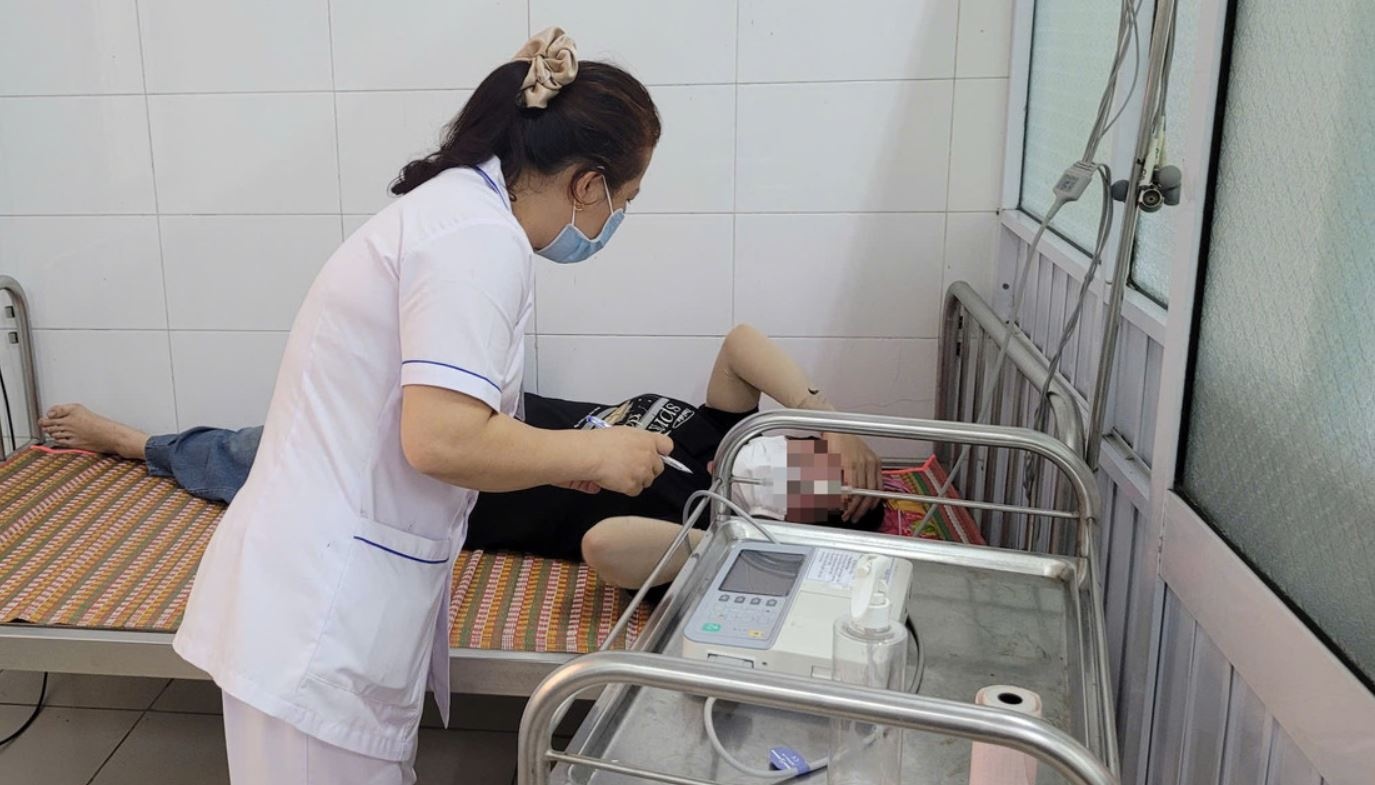 Nhieu cong nhan tai Hue nhap vien cap cuu sau bua an hinh anh