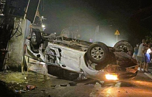 Oto ban tai lat ngua va vao xe may, nu giao vien tu vong hinh anh