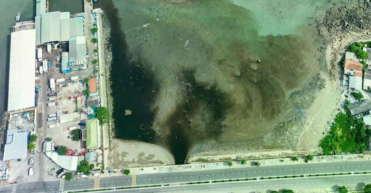 Dong nuoc den ngom, hoi thoi tu bai rac xa thang ra bien Nha Trang hinh anh