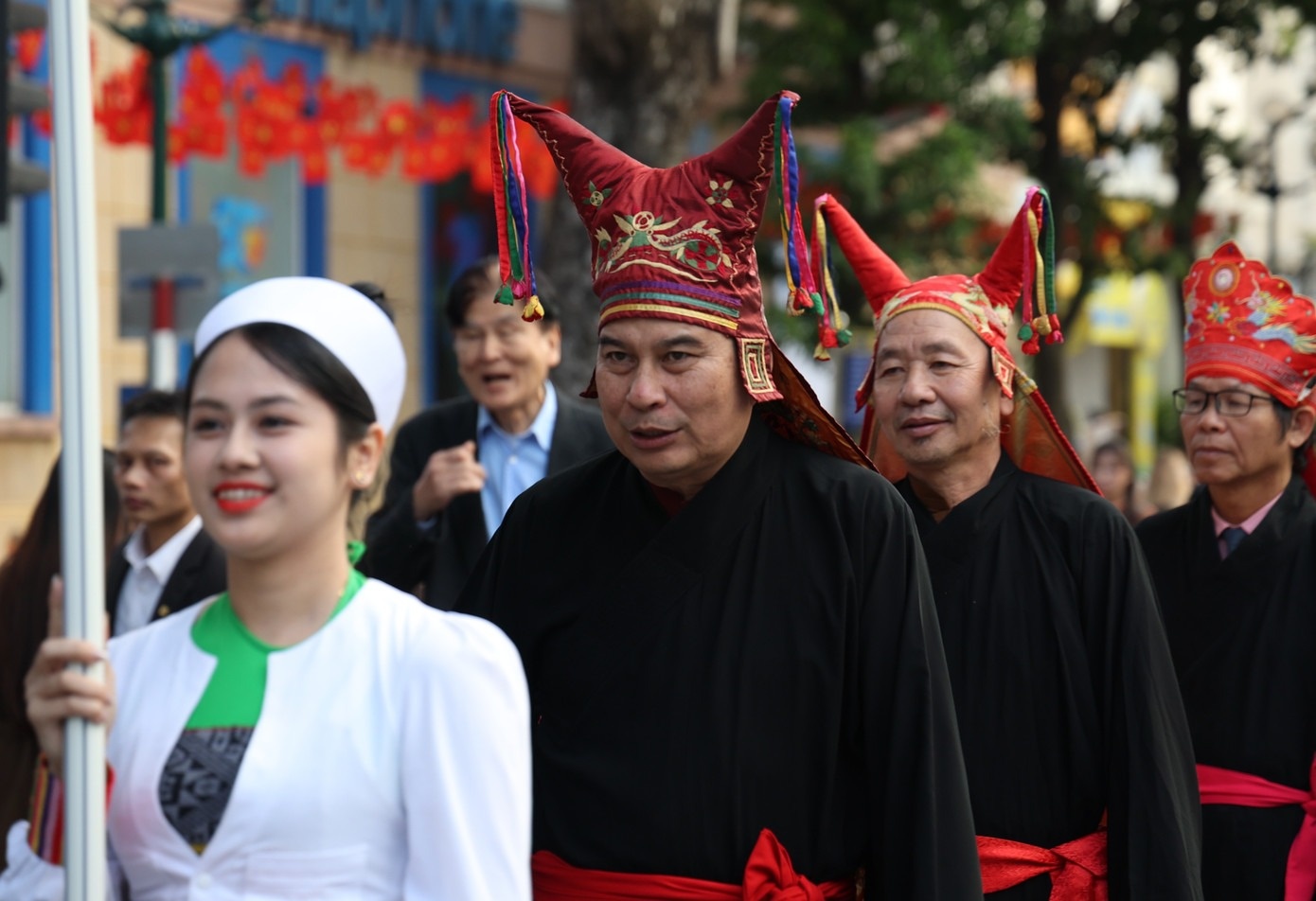 Man dieu hanh chua tung co tren duong Ha Noi hinh anh