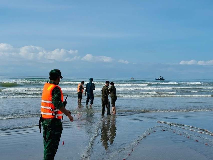 Tim thay thi the du khach bi song cuon troi o vung bien Ke Ga hinh anh