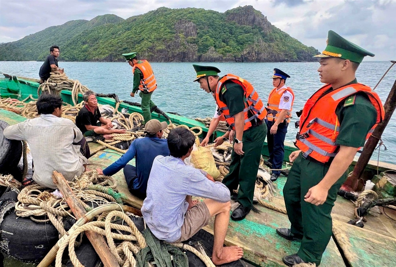 Chim tau ca tren bien Con Dao khien 5 ngu dan roi xuong bien hinh anh