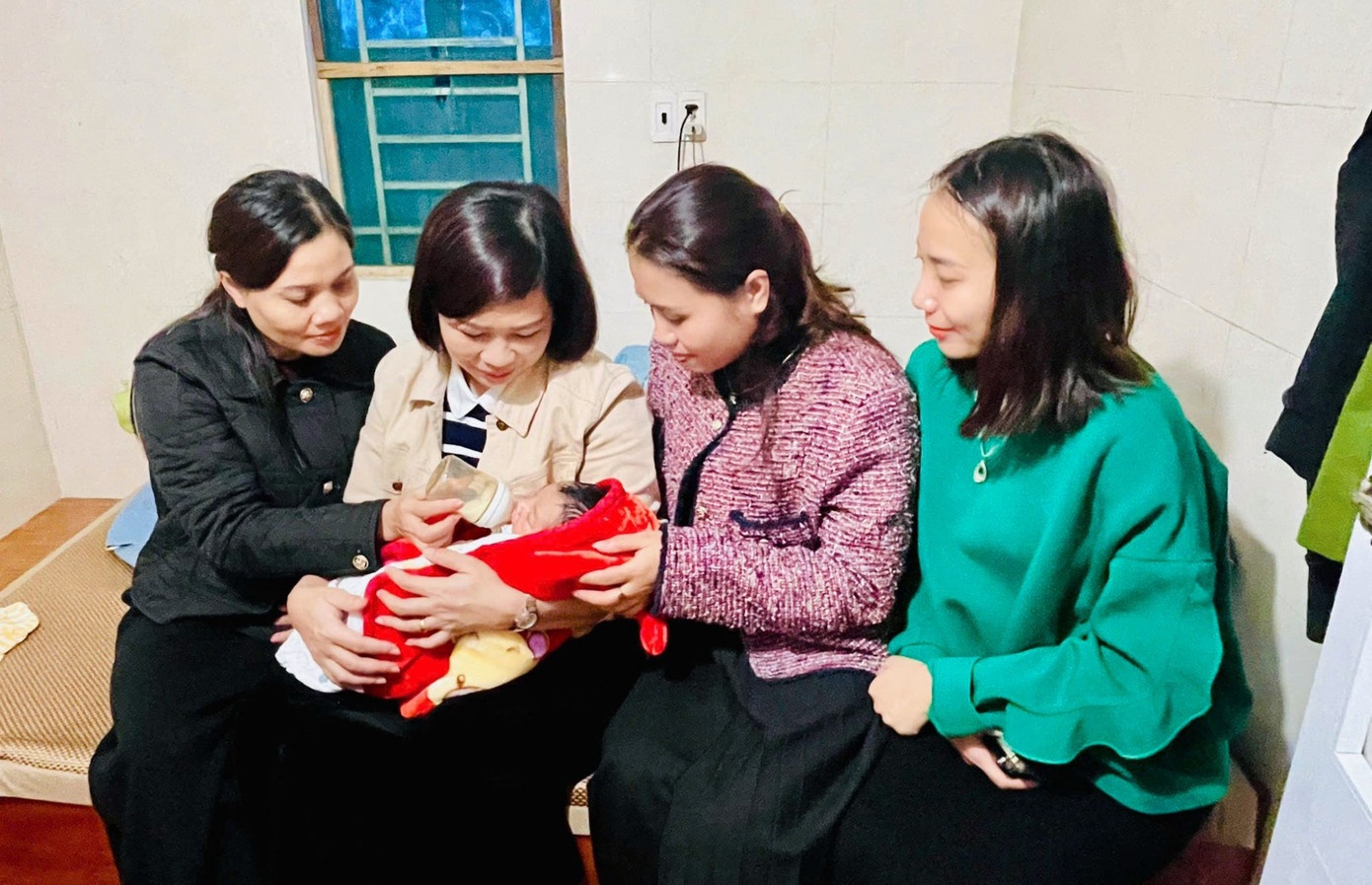 Be so sinh bi bo roi kem to giay 'do hoan canh chau khong nuoi duoc' hinh anh